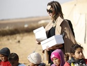بالصور.. المذيعة جويل ماردينيان تزور مخيم أطفال لاجئين فى الأردن