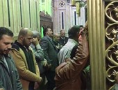 بالفيديو..شاهد  مدير أمن القاهرة يقرأ القرآن فى ضريح السيدة نفيسة