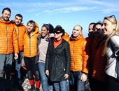 بالصور.. النجمة الأمريكية سوزان ساراندون تستقبل اللاجئين بجزيرة ليسبوس اليونانية