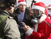 بالصور.. فلسطينيون بملابس بابا نويل يشتبكون مع الجيش الاسرائيلى فى الضفة الغربية