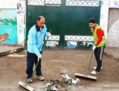 نائب دائرة الزقازيق ينظف شوارع المدينة