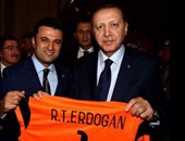 أم صلال القطرى يُكرم أردوغان ويمنحه قميص الفريق