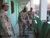 بالصور .. ضابط بالقوات المسلحة يصلح مقاعد تلاميذ مدرسة فى الشرقية