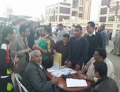 بالصور.. أنصار مرشحين ينظمون مقرات لتوجيه الناخبين أمام لجان كفر الشيخ