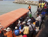 بالصور..استئناف عملية البحث عن عشرات المفقودين بعد غرق قارب فى اندونيسيا