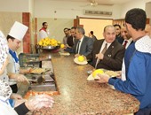 بالصور..رئيس جامعة طنطا يتفقد المدن الجامعية ويشارك الطلاب تناول الغداء