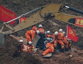 بالصور.. النوم يغلب عمال الإنقاذ خلال البحث عن ناجين فى انهيار أرضى بالصين