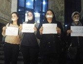 وقفة احتجاجية لـ8 فتيات على سلالم نقابة الصحفيين للتنديد بالعنف ضد المرأة‎