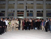 قوات تأمين مدرسة بمصر الجديدة تلتقط صورة مع المستشارين والموظفين بعد الفرز