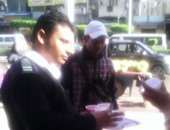 صحافة المواطن.. شرطى يوزع "الشربات" احتفالا بالمولد النبوى بالإسكندرية