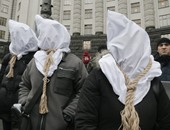 بالصور.. مرضى الإيدز يتظاهرون بالمشانق أمام مجلس الوزراء الأوكرانى