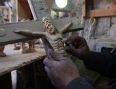 بالصور.. نحت مجسمات السيد"المسيح" على الخشب قبل أعياد الميلاد فى بيت لحم