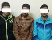 القبض على 3 عاطلين لاتهامهم بحيازة مواد مخدرة بالجيزة