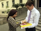 بالصور.. السفير البريطانى يوزع حلوى المولد النبوى على العاملين بالسفارة
