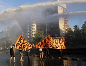 بالصور..شرطة تشيلى تستخدم الغاز والمياه لتفرق مظاهرة للطلاب فى سانتياجو