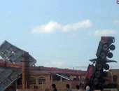 قارئ يشارك بصور لسقوط رافعة إعلانات على نادى السيارات فى الإسكندرية