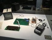 10 صورة تحكى تطور تاريخ شركة أبل..أول كمبيوتر وآيبود وآيفون وماوس عملاق