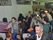 بالصور.. توزيع البطاطين وحلوى المولد على المحتجزين بقسم دار السلام