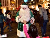 بابا نويل اليابانى صديق للبيئة.. يرتدى الأخضر ويوعى الأطفال بحمايتها