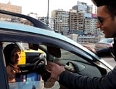 بالفيديو.. أمن الإسكندرية يوزع الحلوى احتفالاُ بالمولد النبوى 