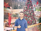 عمرو السولية مع شجرة الكريسماس على انستجرام