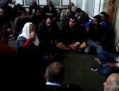 بالفيديو.. مواطنون يقيمون شعائر الشيعة داخل ضريح الحسين فى غياب "الأوقاف"