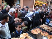 طلاب يتناولون الإفطار "على حساب" محافظ القاهرة بشارع المعز