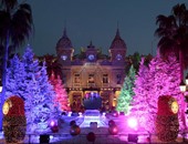 أضواء وألوان شجرة عيد الميلاد تُزين عواصم العالم