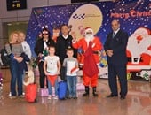 إدارة مطار الغردقة الدولى تحتفل بـ"الكريسماس" مع السائحين