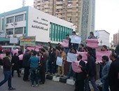 بالصور.. عدد من المواطنين يتجمهرون أمام محافظة الشرقية للمطالبة بعودة المحافظ المقال