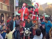 بالفيديو..بابا نويل يقود مسيرة لأطفال ديروط احتفالا بالكريسماس