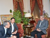 وزير التعليم يناقش مع سامسونج للإلكترونيات استبدال السبورات بشاشات اليكترونية