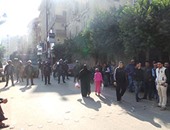 عمال غزل شبين الكوم يقطعون الطريق بالمدينة وقيادات الأمن تتدخل لتهدئتهم