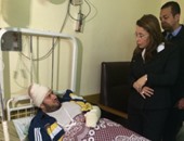 وزيرة التضامن تزور المصابين من حادث فيصل وتسلمهم مساعدات مالية