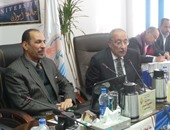 بالصور.. رئيس جامعة أسوان يقبل جبين محافظ أسوان السابق خلال تكريمه