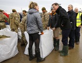 بالصور.. "كاميرون" يقدم مساعدات  للمتضررين من الفيضانات ببريطانيا