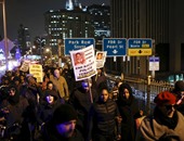 بالصور.. مظاهرات فى مانهاتن بعد تبرئة شرطيين قتلا مراهقا أمريكيا