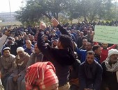 بالصور.. عمال "ألومنيوم نجع حمادى" يرفضون فض اعتصامهم لليوم الثالث