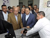 رئيس الوزراء يتابع إجراء إحدى عمليات المفاصل بمستشفى دار الشفا عبر الشاشات