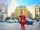 "بابا نويل" يسعد المواطنين فى شوارع القاهرة ويوزع هدايا بالمترو