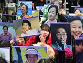 بالصور.. محتجون ينضمون لاثنتين من "نساء المتعة" لرفض الاتفاق مع اليابان