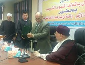رئيس جامعة الأزهر يكرم طالبا لحصوله على المركز الأول بمسابقة القرآن