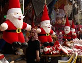 المصريون يستعدون لعيد الميلاد بأيقونات بابا نويل وأشجار الكريسماس
