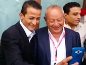 ساويرس مداعبا عضو"المصريين الأحرار":عمال تتصور معاية ببلاش وطالع فى كل الصور