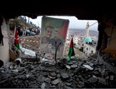 بالصور.. الفلسطينيون يتفقدون منزل الأسير راغب عليوى بعد تفجير قوات الاحتلال له