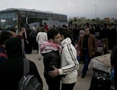 عشرات الفلسطينيين يصلون معبر رفح البرى بعد قرار فتحه يومين