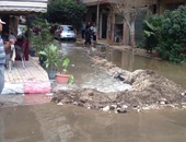 صحافة المواطن: بالصور.. كسر فى ماسورة الصرف الصحى يغرق شوارع بنها