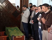 وصول جثمان والدة الإعلامية شريهان أبو الحسن للجامع الكبير بالمقطم