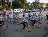 تجمع طلاب جامعة القاهرة استعدادا لانطلاق ماراثون دراجات لمناهضة التحرش