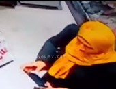"صحافة المواطن".. فيديو لسيدة تسرق هاتف محمول من محل أحذية بدمنهور